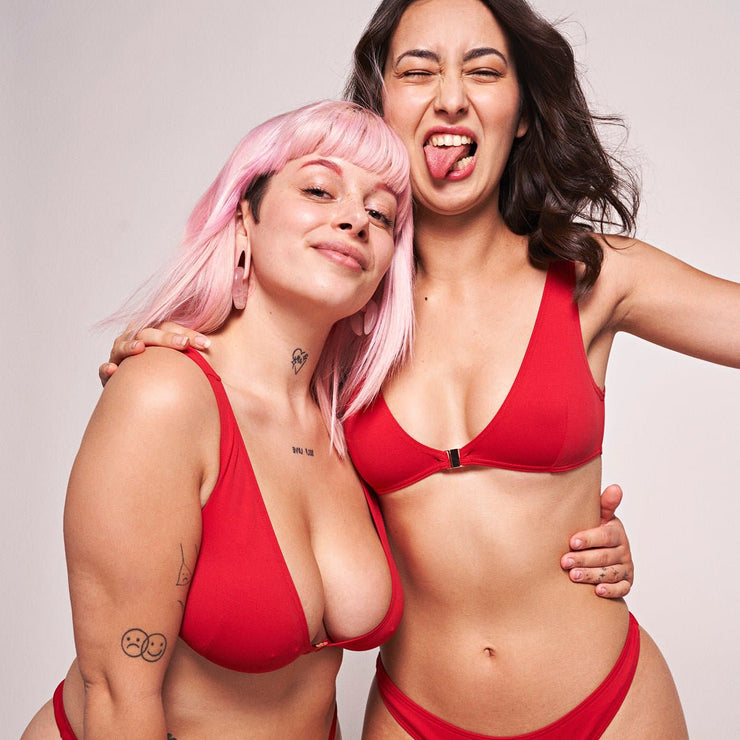 <transcy>Red bra</transcy>