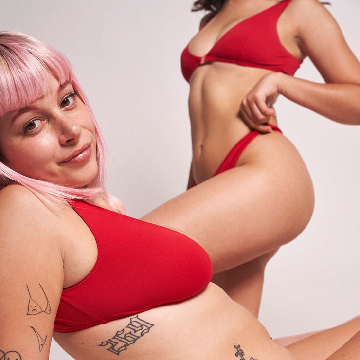 <transcy>Red bra</transcy>