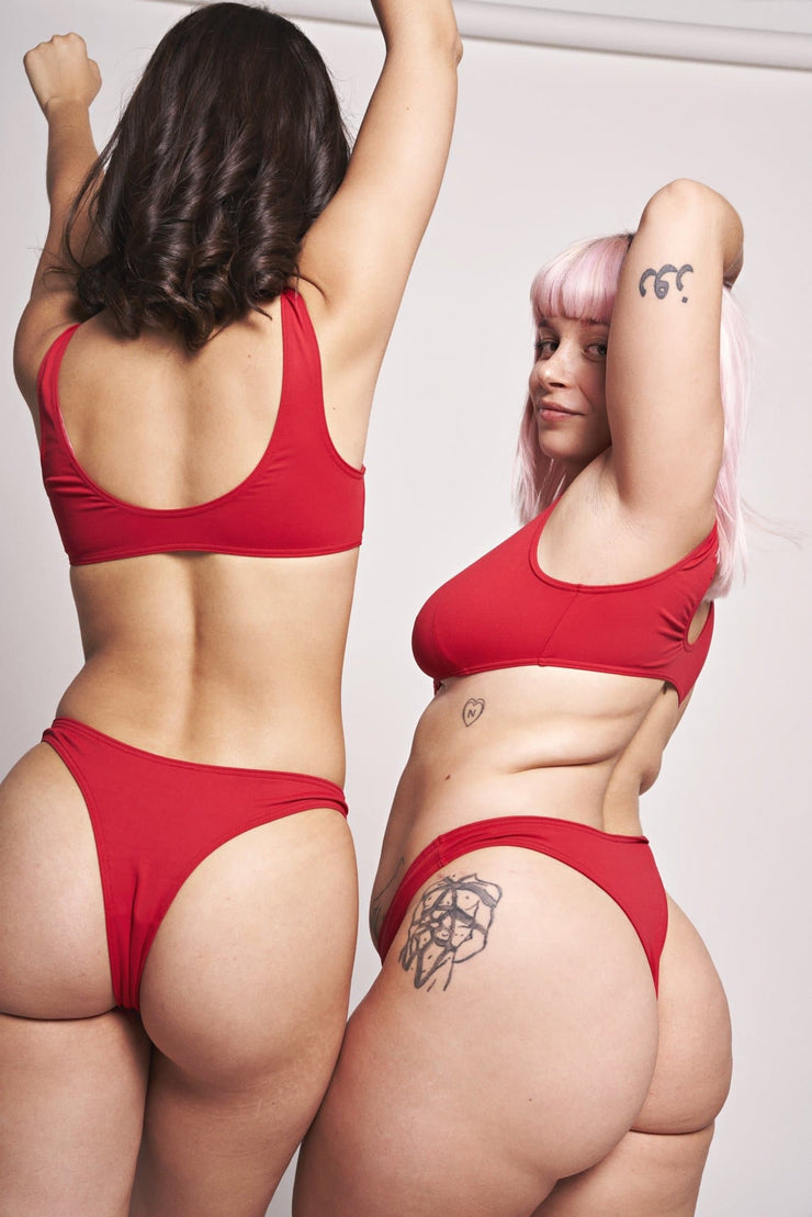 <transcy>Red bra</transcy>